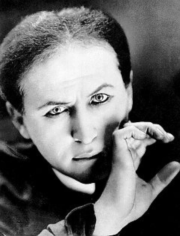 9. Gizemli ve korku dolu gösterileri ile tanınan sihirbaz Houdini Cadılar Bayramı gecesi ölmüştür.