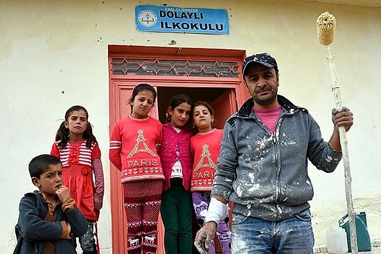 Bayramda Tatil Yapmak Yerine Okulunu Boyayan Fedakâr Öğretmen