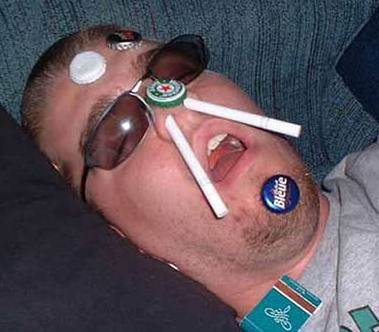 Ağzıyla İçmeyi Bilmeyenlerin Maruz Kaldığı 23 Berbat Şaka