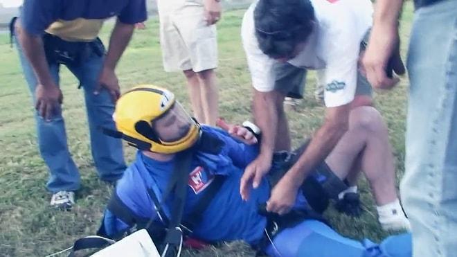 Tulumu Sıkışan Paraşütçünün 30 Dakika Boyunca Uçaktan Baş Aşağı Sarktığı Korkunç Anları