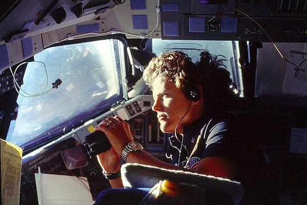 7. Örneğin 1983 yılında 0,2 mm boyutlarında kuru bir boya parçacığı, Challenger uzay mekiğinin kabin camını delmişti.