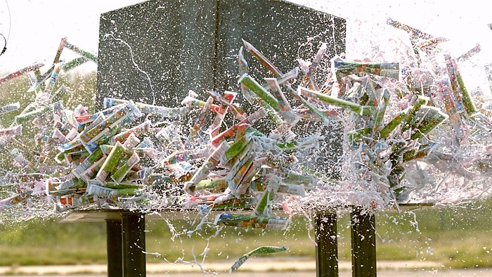 Ağır Çekimde Yoğurt Tüpleri Üzerine Bırakılan Büyük Metal Blok