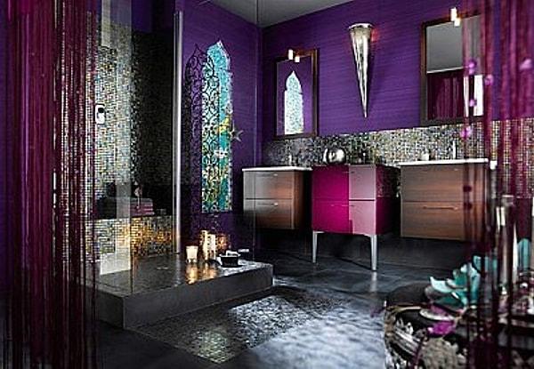 7. Romantik renklerle dekore edilmiş harika bir banyo