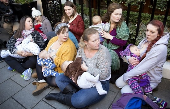 İngiltere'de Emziren Annelere Özgürlük Kampanyası: "Kamusal Alanda Memelerinizi Gizlemeyin"