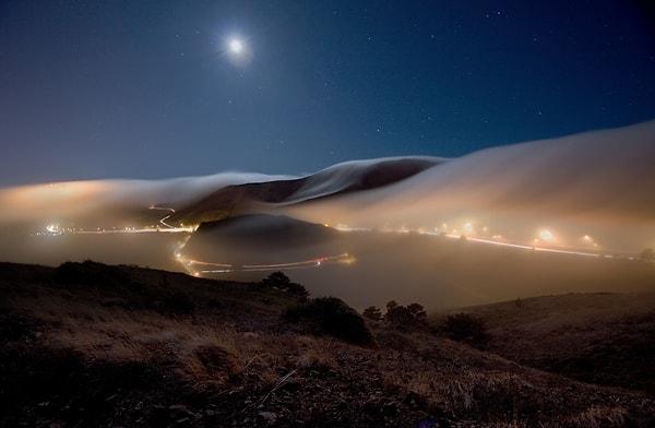 13. Kaliforniya'nın güzellik abidesi Sausalito'da geceyle birlikte çöken sis.
