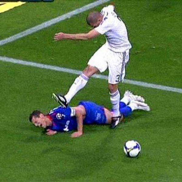 17. Real Madridli oyuncu Pepe'nin yere düşen Casquero'ya attığı tekme