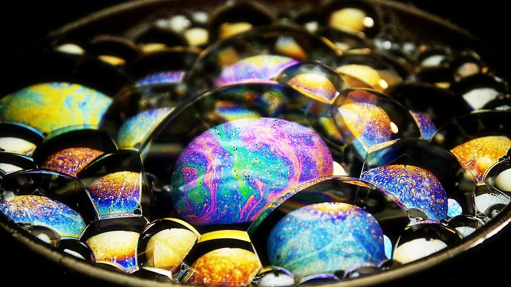 Sabun Köpüğünün Makro Çekim ile Büyüleyici Rengarenk Görüntüsü