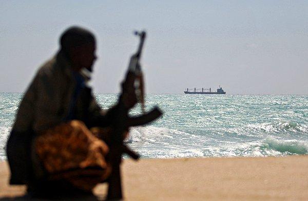 17. 2011 yılında Somali açıklarında 32 gemi ve 736 kişinin, korsanlar tarafından rehin alındığı hatırlanırsa bu büyük bir gelişme.