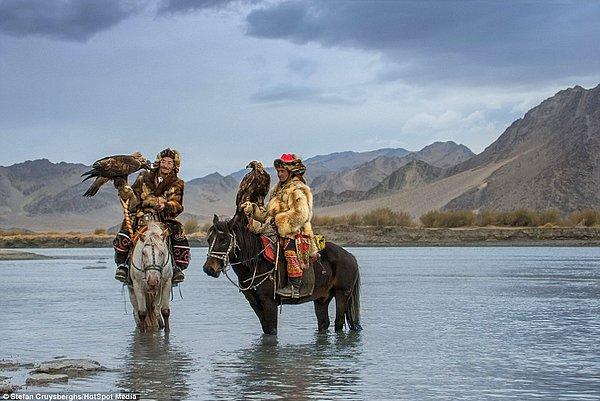 16. Günümüzde Kazak Türkleri arasında kartalla avcılık geleneği en iyi şekilde Moğolistan Kazakları arasında muhafaza edilmiştir.