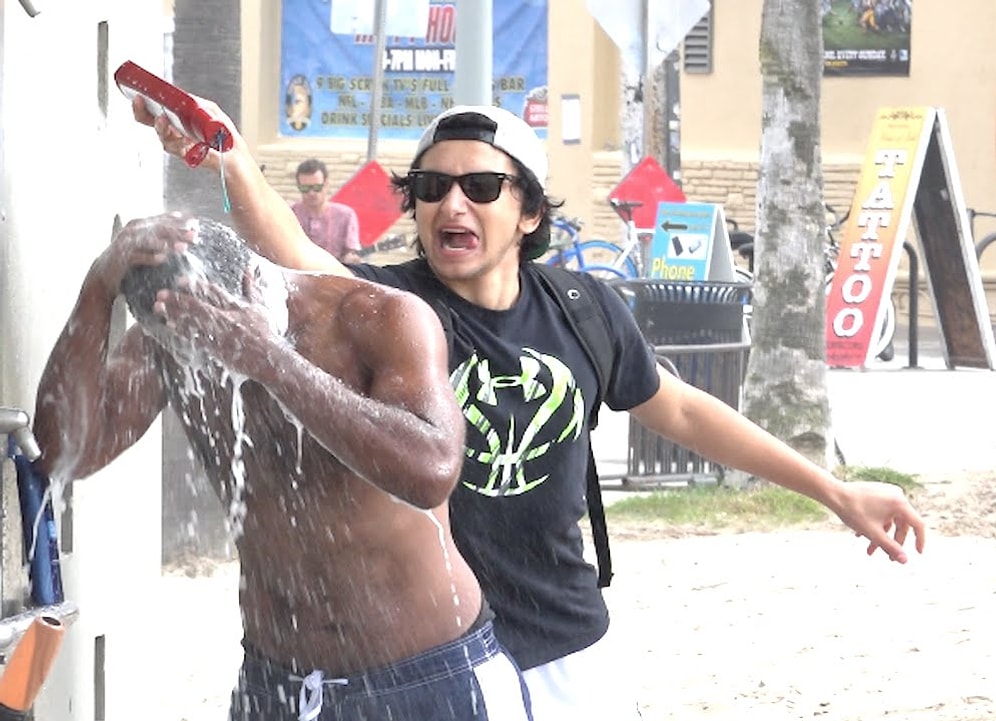 Sonsuz Duş Vakti! Plajda Duş Alan İnsanlara Yapılan Acımazsız Şampuan Şakası