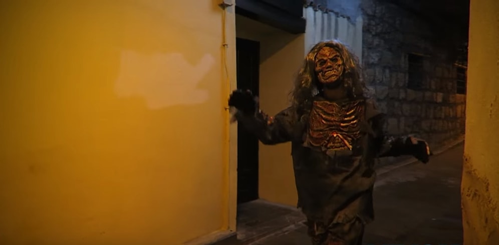 Türkiye'de Gecenin Bir Yarısı Zombi Kıyafetiyle İnsanları Korkutma Şakası