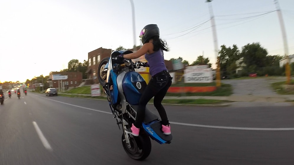 St. Louis Sokaklarında Motosikleti Üzerinde Akrobasi Hareketleri Yapan Çılgın Kız