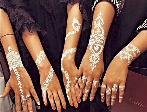 2. Отличной альтернативой этой причиняющей боль процедуре стала...белая хна!