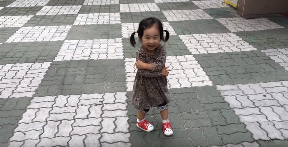 Her Adımda Vik Vik Öten Yeni Ayakkabılarının Sesiyle Dünyanın En Mutlusu Olan Çocuk