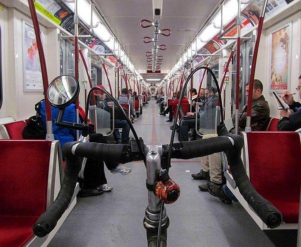 11. Böyle boş olan bir metroya bisikletle bindiğimizde, kendinizi yolun akışına bırakmamak.