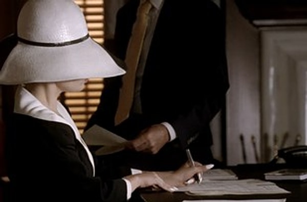 11. Когда она была одета в классическое белое-черное на уже обреченной встрече с Берни Мэдеффом.