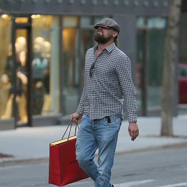 6. Даже на простой обыденной прогулке Дикаприо превосходит самого себя