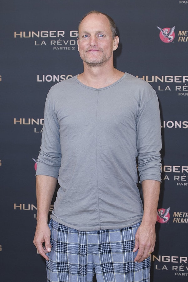 Но на промо фотосессию «Голодных игр» в Париже он пришел в гораздо более удобном костюмчике – в ПИЖАМЕ.