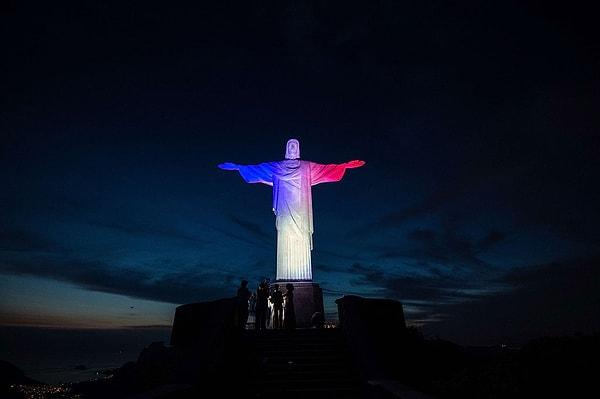 4. Rio de Jenairo Kurtarıcı İsa Heykeli