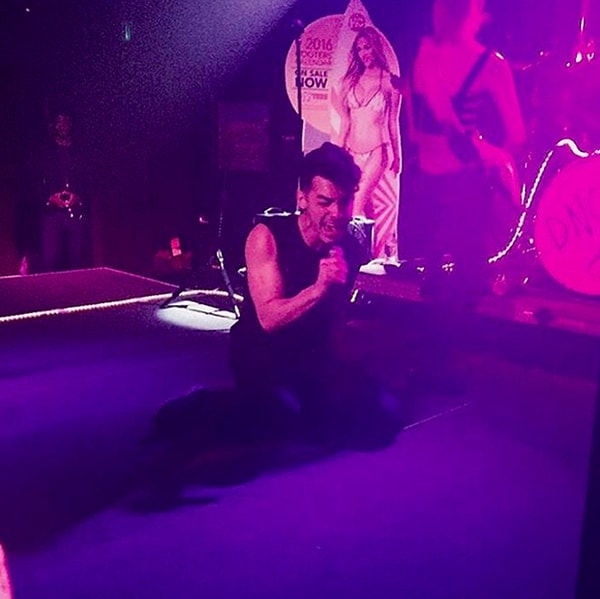 7. Джо Джонас пел до изнеможения.