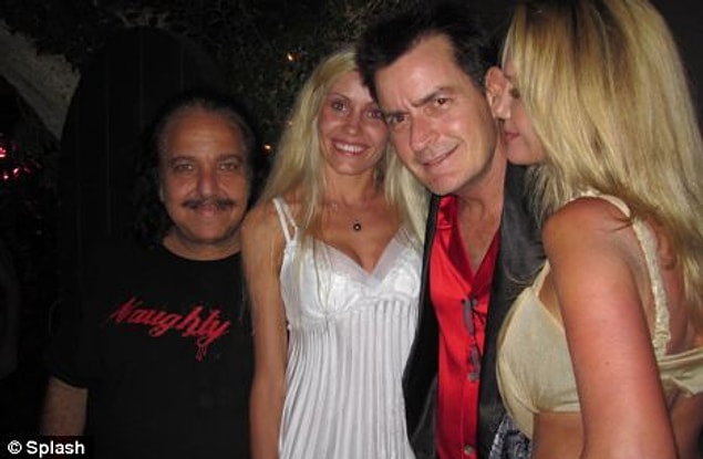 3 kez evlenen, yaşları 6 ile 30 arasında değişen 5 çocuk sahibi olan Charlie Sheen'in adı sürekli porno yıldızları ve hayat kadınları ile anılıyor.
