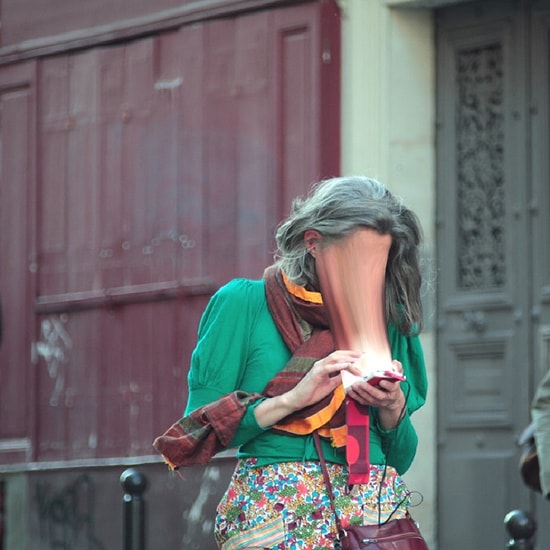 Как мы выглядим, уткнувшись в телефон