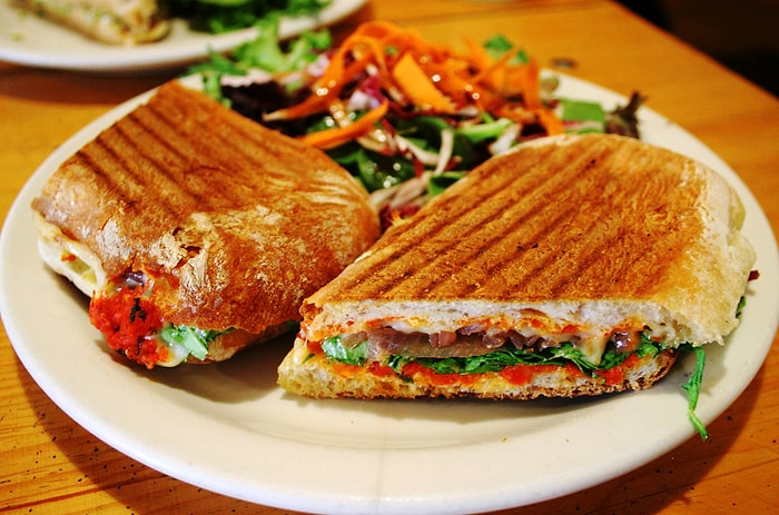 Sabah Koşuşturmasında Midenizi Güzel Bir Güne Başlatacak 15 Pratik Kahvaltı