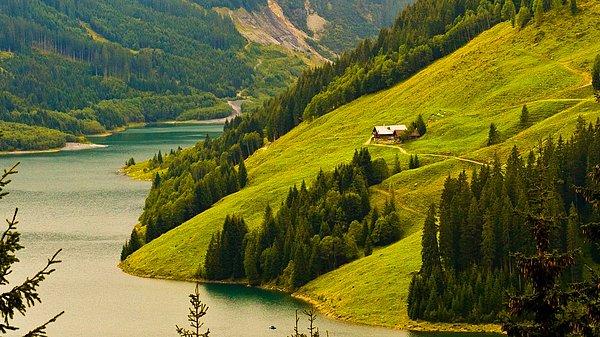 12. Avusturya'nın dünya harikası dağlarındaki doğayla tam uyumlu evleri meşhur diyorlar.