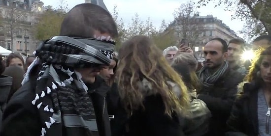 Paris'te Yaşanan Terör Saldırılarının Ardından Yas Tutanları Kucaklayan Müslüman