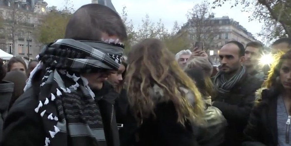 Paris'te Yaşanan Terör Saldırılarının Ardından Yas Tutanları Kucaklayan Müslüman