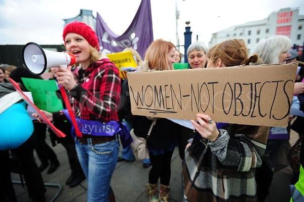 6. Eline bir pankart alarak herhangi bir eyleme katılmadıysan feminist sayılmazsın.