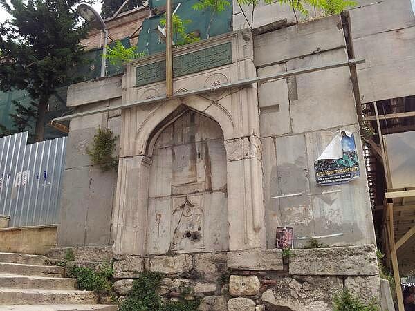 16. Restorasyondaki Fatih Medresesi'nin yanında bulunan çeşme. Taşları düşmesin diye metal ile çevrelenmiş. Hali harap.