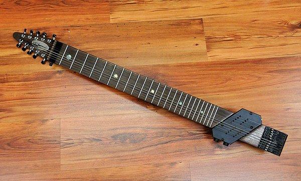 4. Chapman Gitarı olarak da bilinen ve 8 – 10 – 12 telli çeşitleri bulunan enstrüman, Chapman Stick.