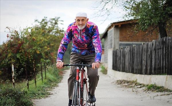 Mehmed Amca 1957 yılından beri, her gün ortalama 80 km bisiklet sürüyor.