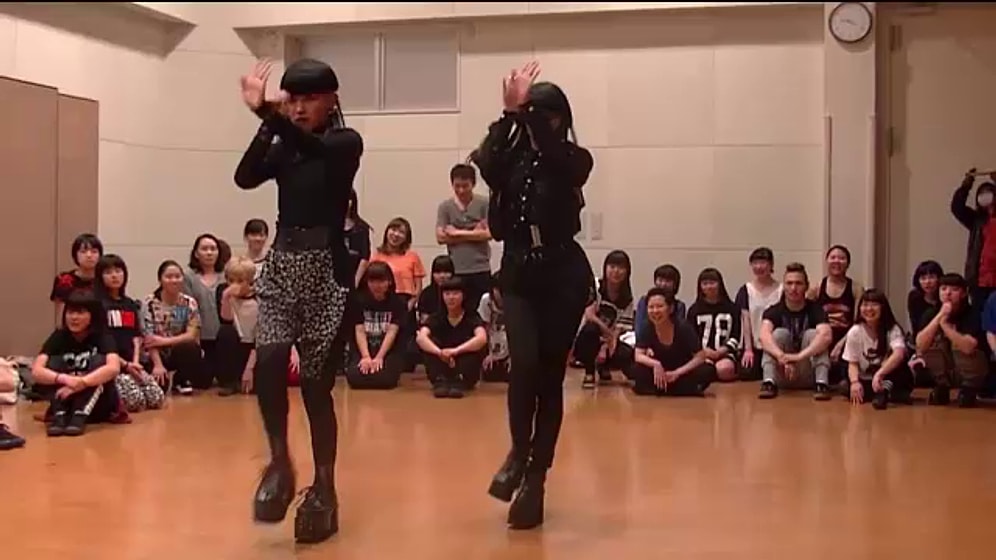 Супертанец Vogue в исполнении двух японок