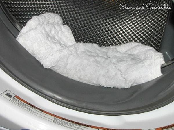13. Çamaşır makinenizde biriken kirleri temizlemek için çamaşır suyu, sıcak su ve havlu kullanın.
