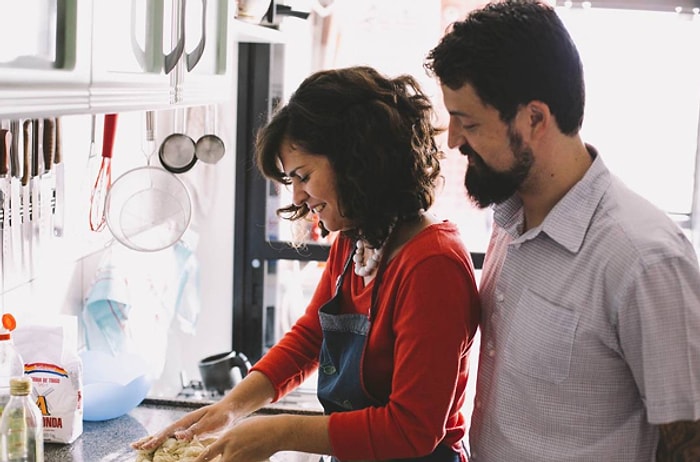 Birlikte Mutfağa Giren Çiftlerin Daha Mutlu Olmasının 17 Sebebi