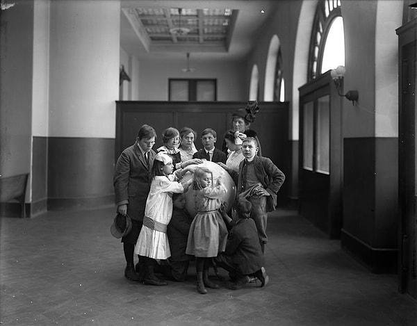 Dünya küresi etrafındaki çocuklar - 1914