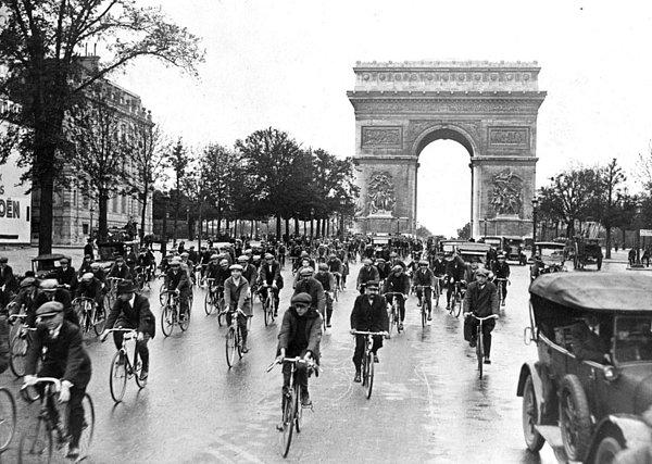 8. 1926 yılında, 160 katılımcıyla düzenlenen Tour de France yarışı.