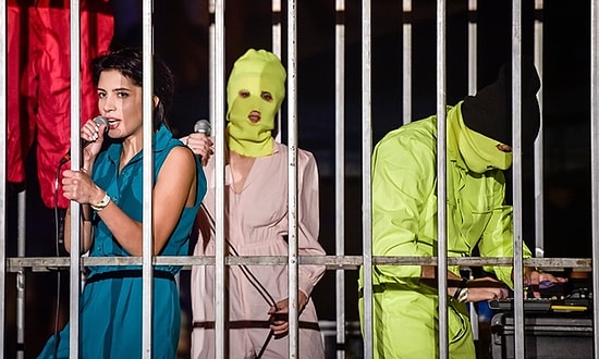 Pussy Riot'ın Dismaland'de Çekilen Yeni Klibi: Refugees In