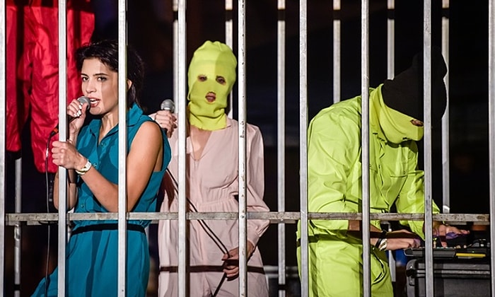 Pussy Riot'ın Dismaland'de Çekilen Yeni Klibi: Refugees In