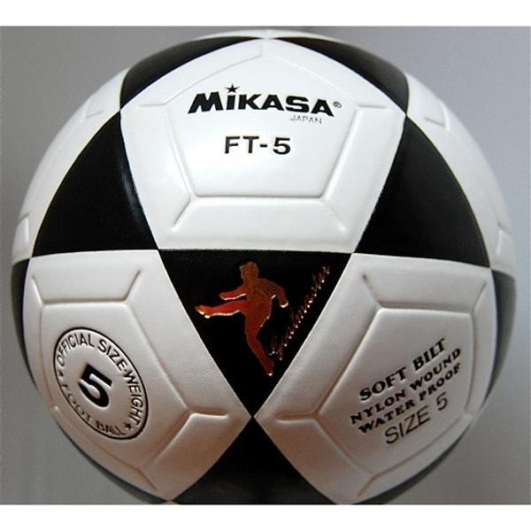 29. Mikasa futbol topunun olması.