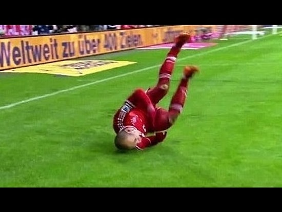 Futbol Sahalarında Gördüğümüz En Başarısız 10 Gol Sevinci
