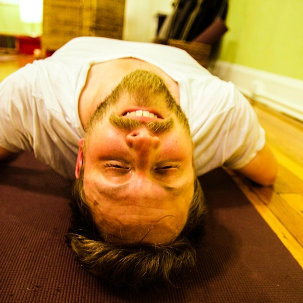 «Предполагается, что йога это такое безопасное место, где ты обретаешь гармонию с собой, правильно дышишь, расслабляешься... Но когда я вижу эти идеальные картинки, мне становится не по себе, и желание заниматься пропадает. Я не фанатичный йог и не ханжа, но меня изумляет, как многие меряют свой успех в практике количеством лайков к фотографиям в Фейсбуке».