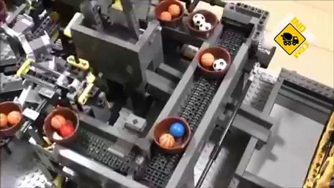 Mühendislik, Yaratıcılık ve LEGO'nun Birleşimden Ortaya Çıkan Minyatür Top Fabrikası
