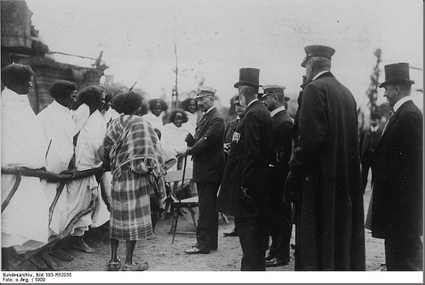 Kısa sürede ziyaretçi rekoru kıran hayvanat bahçesi yönetimi diğer taraftan insan hakları savunucularının artan baskılarına dayanamadı ve Ota Benga'yı bir süre sonra serbest bıraktı.