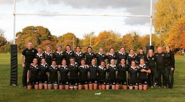 Oxford Üniversitesi'nin rugby takımındaki kadın öğrenciler, hem takıma katkıda bulunmak hem de bir hayır kuruluşuna gelir sağlamak için etkileyici bir yola başvurdu.