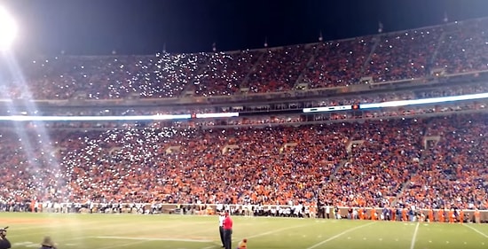 İnanılmaz Işık Dalgası: Cep Telefonu Işıkları ile Yapılan Muhteşem Meksika Dalgası