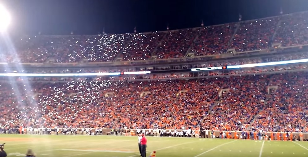 İnanılmaz Işık Dalgası: Cep Telefonu Işıkları ile Yapılan Muhteşem Meksika Dalgası