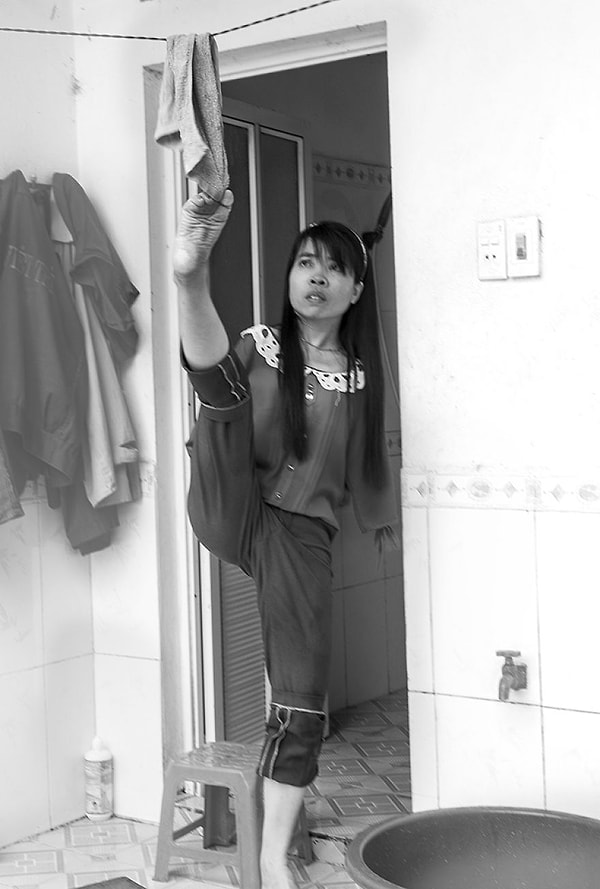 Она мечтает о собственном отдельном домике в деревне, где она могла бы жить, наслаждаясь мирной и спокойной деревенской жизнью.